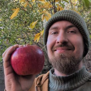 Jabloň mi letos dala hromadu sladkých jablíček a já je teď usuším a použiju do nového výrobku. Trail mix - ořechy, ovoce a...